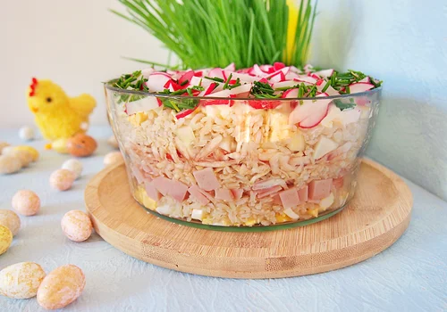 Warstwowa sałatka z jajkiem, rzodkiewką i szynką