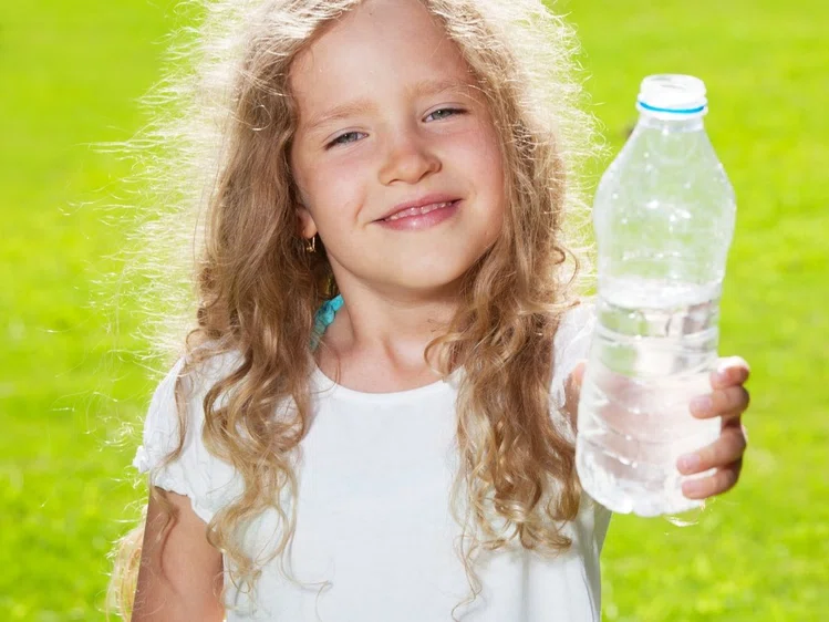 Zdjęcie Jak nauczyć dziecko pić wodę? Poznaj 5 sposobów! #1