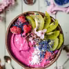 Różowy smoothie bowl z wiśniami i pitają