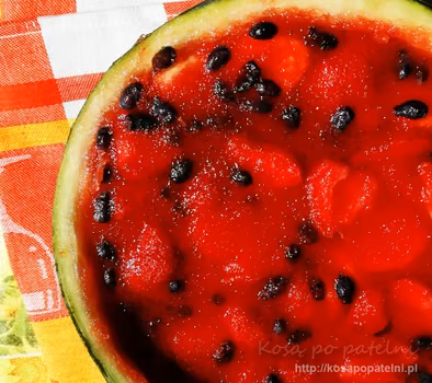 Galaretkowiec arbuzowy z truskawkami i bananami