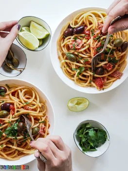 Makaron z szynką parmeńską i oliwkami