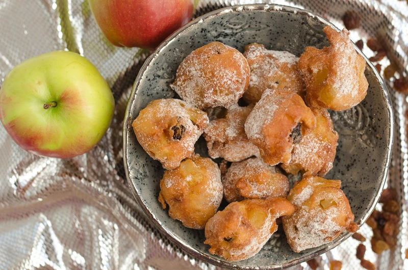 Oliebollen - mini pączki z rodzynkami i jabłkiem