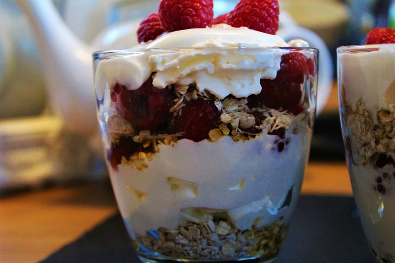 Cranachan tradycyjny szkocki deser z malinami i whisky.