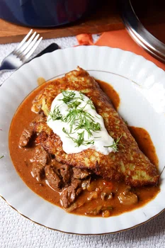 Placek po węgiersku z gulaszem wołowym