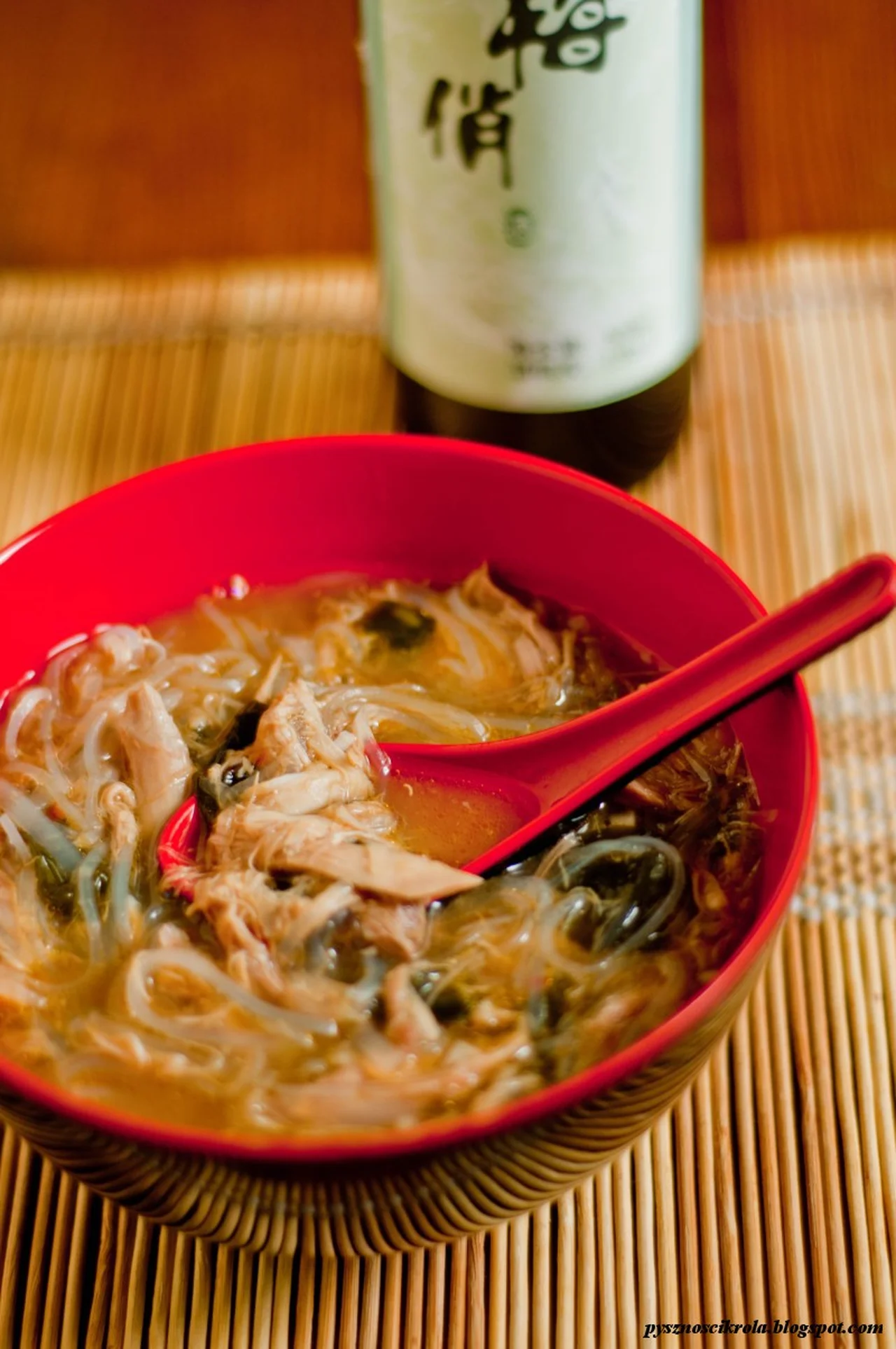 Orientalna zupa z kurczakiem i makaronem
