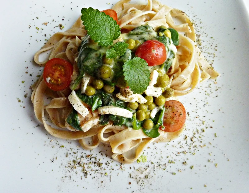Tagliatelle z sosem szpinakowym