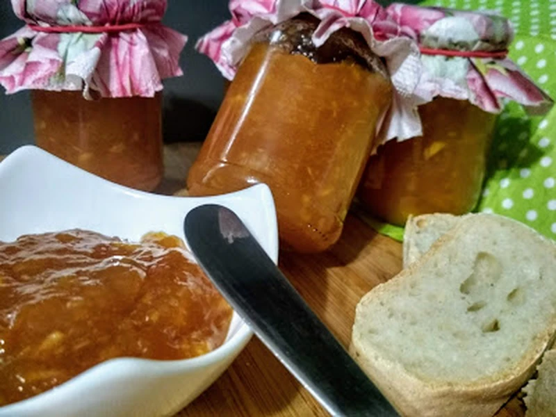 Dżem brzoskwiniowy z nektarynką i sokiem z pomarańczy.