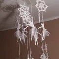 Śnieżynki i papierowe baletnice na żyrandolu