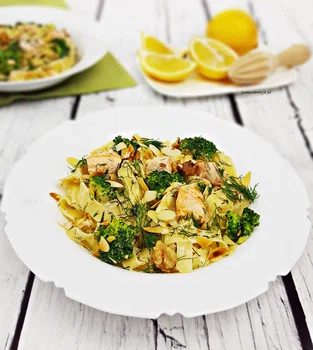 TAGLIATELLE Z ŁOSOSIEM I BROKUŁAMI