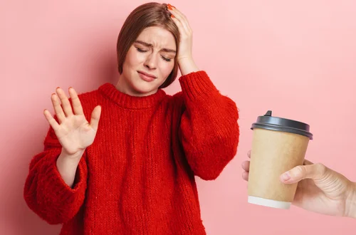 Masz bóle głowy? Absolutnie nie sięgaj po ten popularny napój!