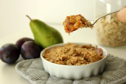 OWOCE POD OWSIANĄ KRUSZONKĄ (OWSIANE CRUMBLE)
