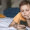 W jakim wieku dać dziecku pierwszy telefon? Sprawdź, co radzą psycholodzy
