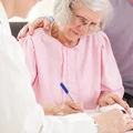 Wymuszenia w gabinetach lekarskich! Lekarze alarmują o niebezpiecznym zjawisku wśród seniorów