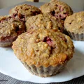 Muffinki owsiane z truskawkami i orzechami