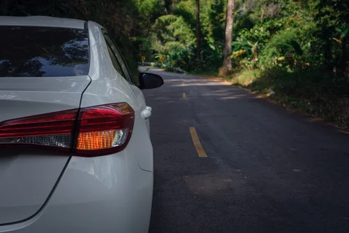 Auto nie jedzie równo? Zobacz, co może być przyczyną