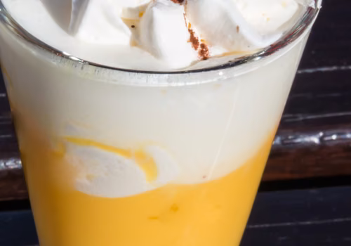 Ajerkoniak na ciepło, czyli Bombardino! Przepis na kultowy koktajl z Włoch