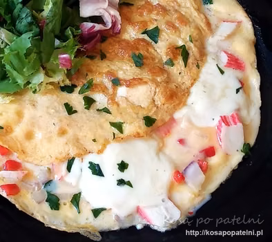 Omlet z surimi i mozzarellą