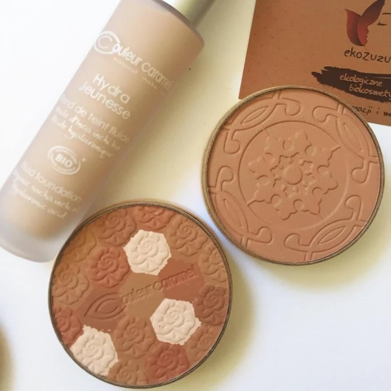 Puder, bronzer i podkład couleur caramel - naturalne zdrowe kosmetyki