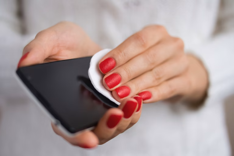 JAK CZĘSTO CZYŚCISZ SWÓJ TELEFON?