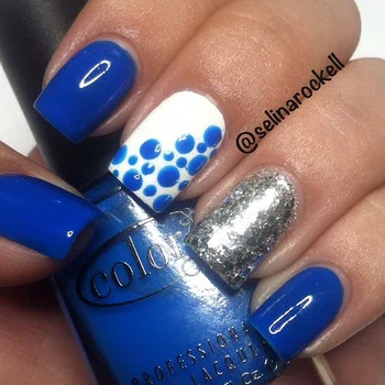 Ekstra niebieskie paznokcie