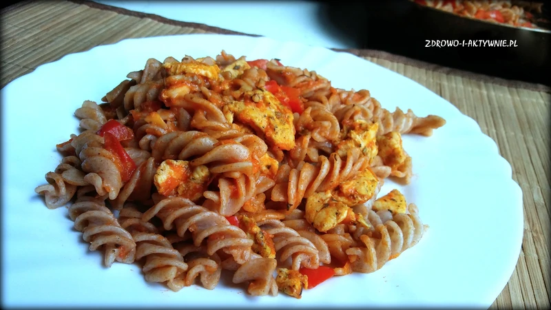 Makaron w pomidorach z kurczakiem