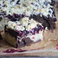 CIASTO ŁACIATE Z BORÓWKĄ AMERYKAŃSKĄ I KRUSZONKĄ