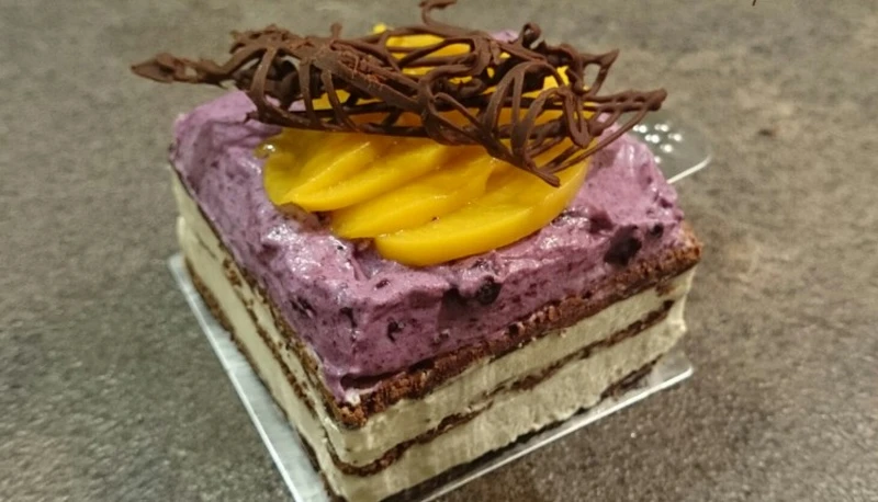 Deser z jagodowym mascarpone i czekoladą