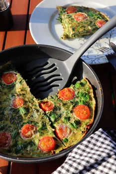 Puszysty omlet ze szpinakiem, liśćmi buraka, szczypiorkiem i pomidorkami