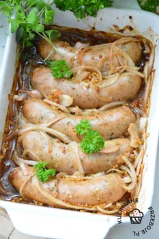 Biała kiełbasa pieczona w piwie, musztardzie i miodzie. Ten przepis rządzi w te święta!