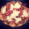 Zdrowa pizza na spodzie z twarogu