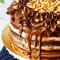 Tort czekoladowy z orzeszkami ziemnymi