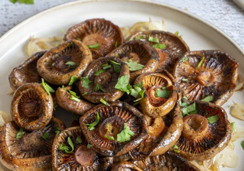 Rydze smażone z cebulą i czosnkiem