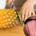 Ananas może podrażniać język i przełyk! Nie jedz go w nadmiarze
