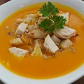 Zupa krem z dyni z kurczakiem i grzankami