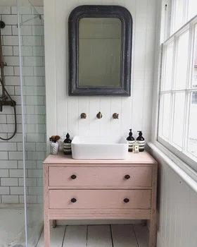 Różowa szafka w łazience