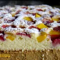kokosowe ciasto z truskawkami i mango