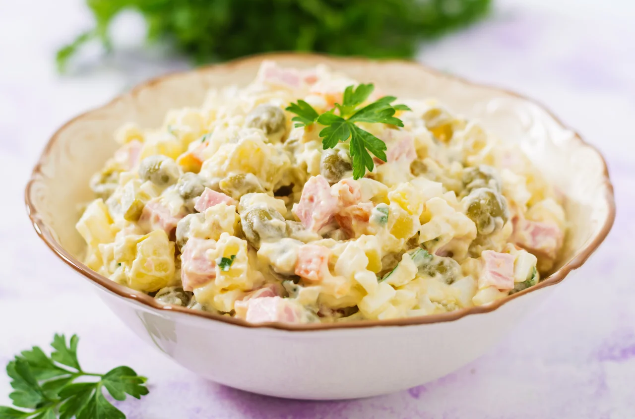 Sałatka jarzynowa jak u mamy. Jedna przyprawa zmienia wszystko!