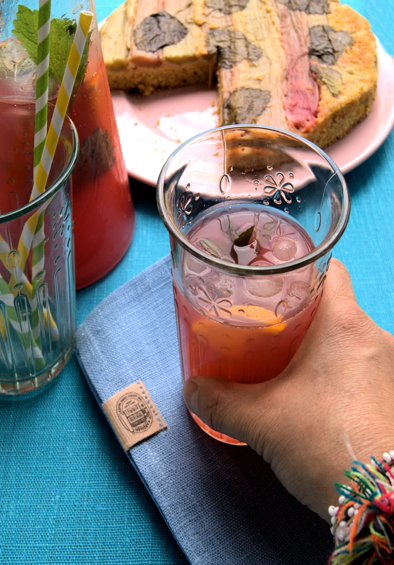 Lemoniada rabarbarowa z pomarańczą i ziołami