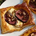 Figi z miodem i orzechami zapiekane na cieście francuskim
