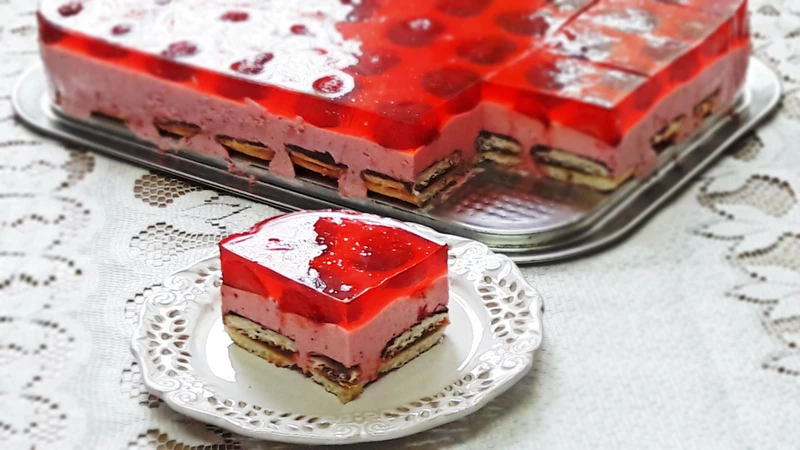Ciasto truskawkowe bez pieczenia, pianka truskawkowa
