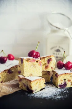 Domowe ciasto z rabarbarem i czereśniami