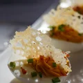 Jajka nadziewane ze srirachą, serowym chipsem i bekonową posypką
