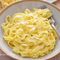 Fettuccine Alfredo - makaron z maślanym sosem i parmezanem