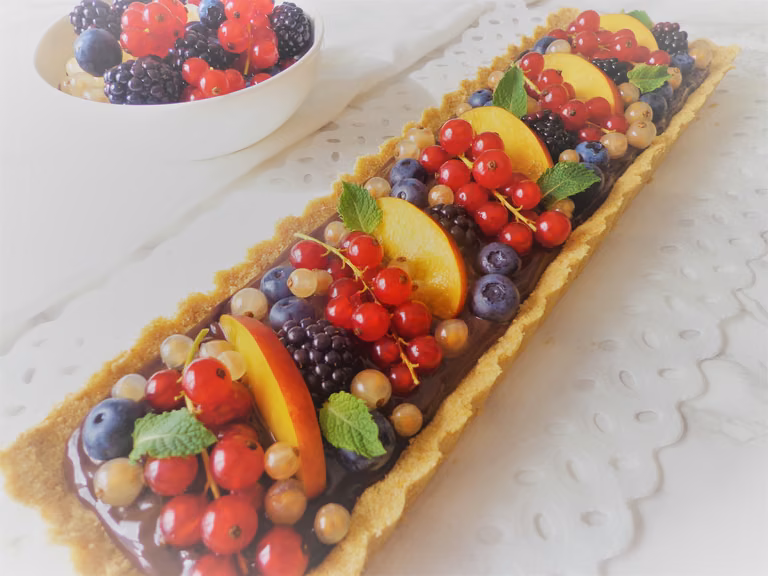 Kokosowa tarta z kremem czekoladowym i owocami, bez pieczenia