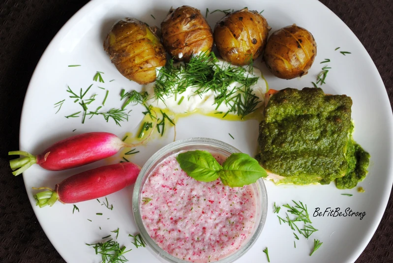Łosoś zapiekany pod pesto z mizerią z rzodkiewki i pieczonymi ziemniakami