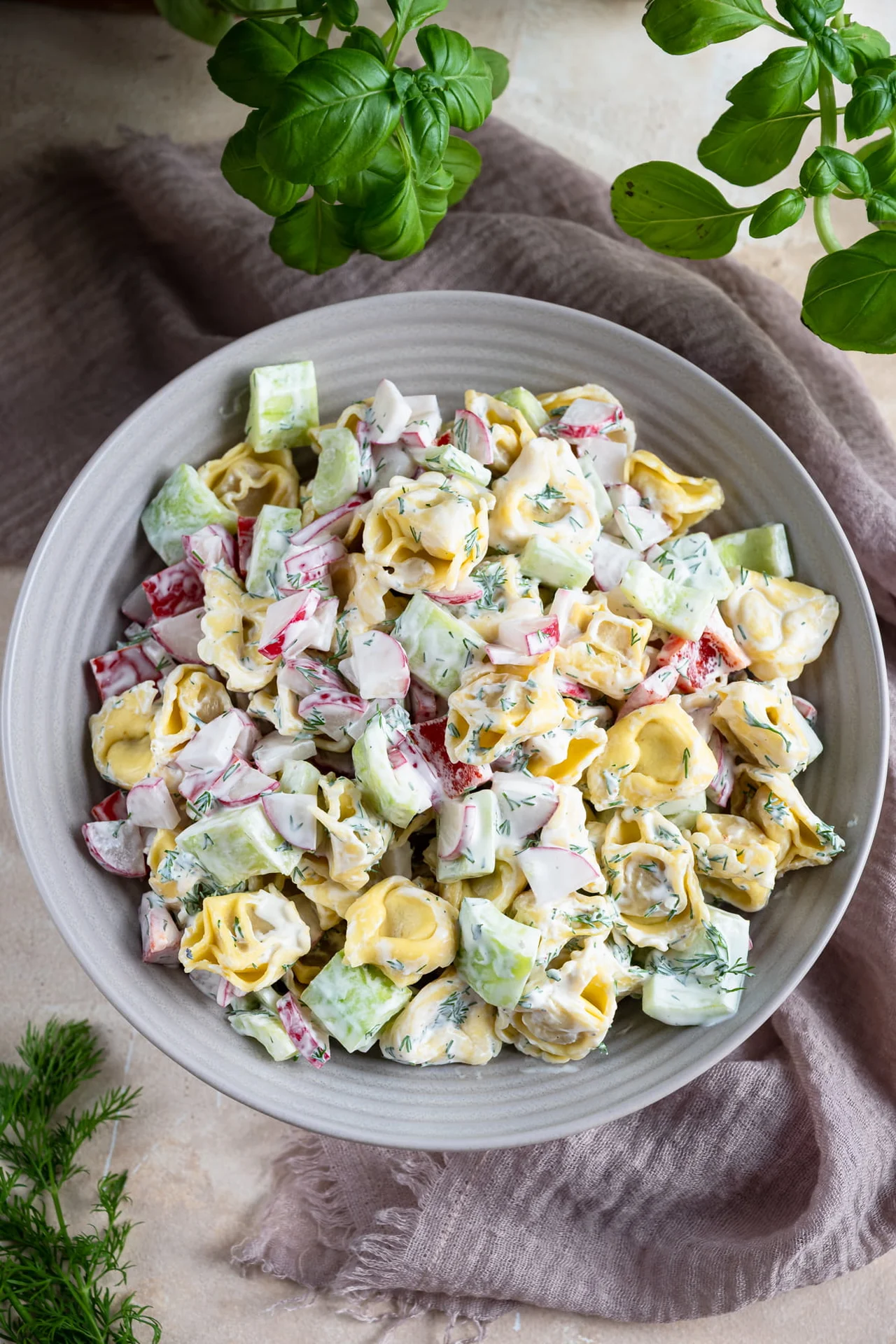 Sałatka z tortellini i rzodkiewką