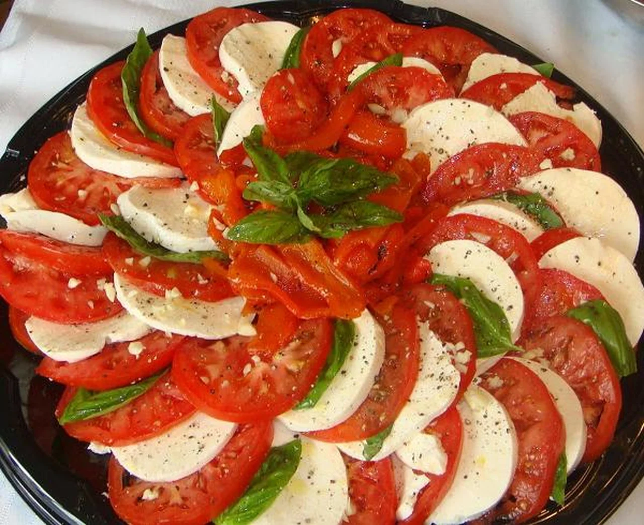 Sałatka - mozzarella z pomidorami