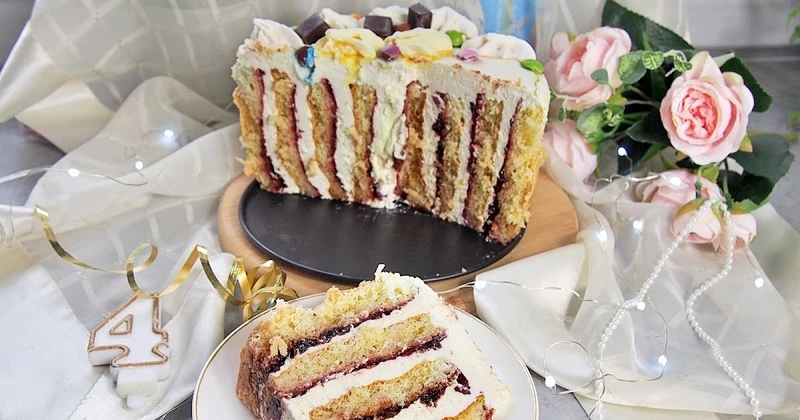 Pionowy tort śmietankowo wiśniowy