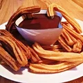 Hiszpańskie churros z sosem czekoladowym