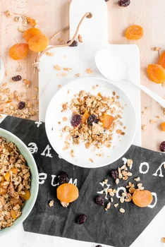 Domowa granola z suszonymi owocami i orzechami